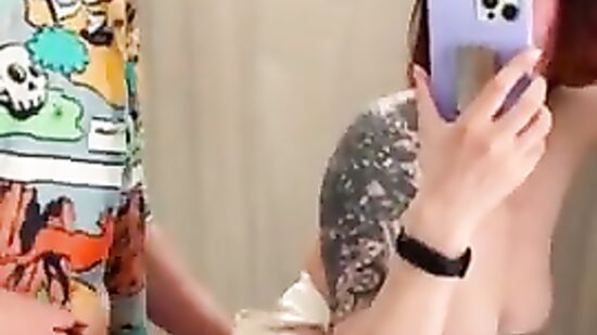 Решили не сдерживать себя и начали трахаться прямо в примерочной