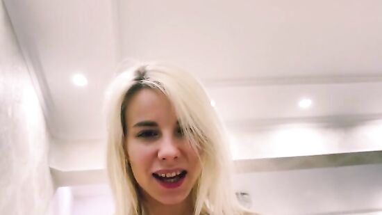 Молодая фитоняшка соблазняет парня на секс и стонет от кайфа на всю квартиру