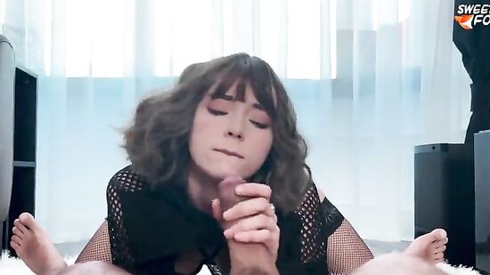 Соблазнила мужика сексуальным бельём и трахнулась с ним на полу