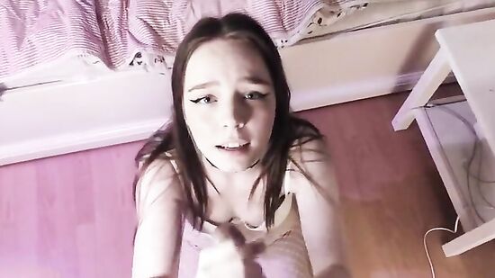 Милая девушка делает другу минет и сладко стонет от секса рачком в своей розовой спальне