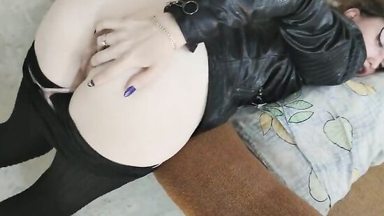 Молодая задротка отсосала член, дала в анал и получила густую сперму на очки и куртку