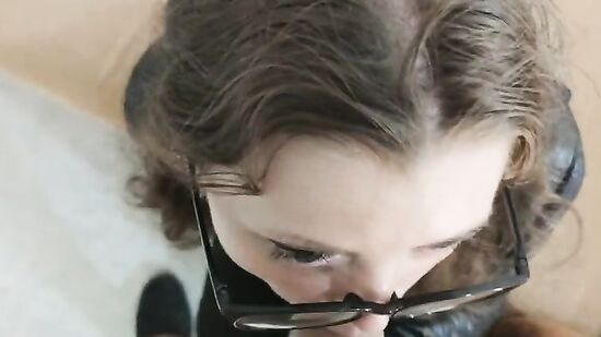 Молодая задротка отсосала член, дала в анал и получила густую сперму на очки и куртку