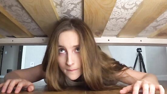 Сводная сестра застряла по кроватью у себя в спальне