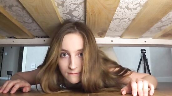 Сводная сестра застряла по кроватью у себя в спальне