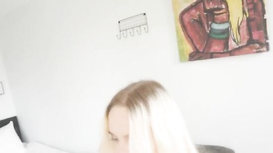 Не могу найти штатив, а мне нужно сделать немного фоток своему парню... Поможешь? =)