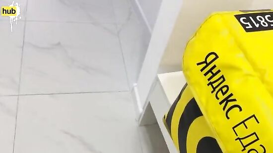 Встретила курьера в сексуальном наряде и соблазнила на измену жене