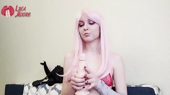 Растянула попу большим дилдом и довела себя до оргазма