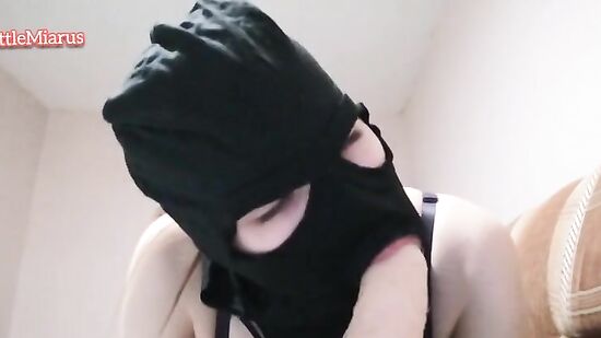 Купила новый дилдо и проверяет его в действии