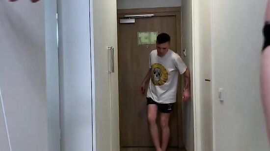 Парню повезло, ведь его хотят сразу две похотливые девушки