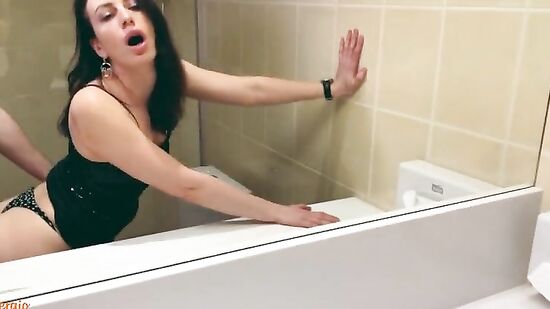 Напилась на вечеринке и захотела секса с незнакомцем прямо в туалете