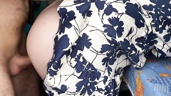 Не сдержался и присунул возбужденный член под юбку