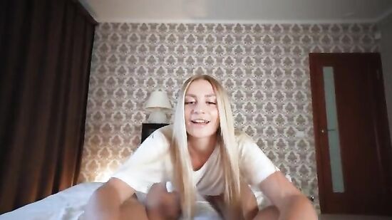 Молодая мачеха с лакшери попкой скачет аналом на члене