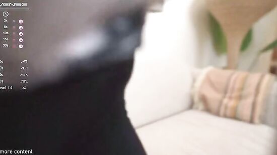 Курьер порвал шорты и трахнул студентку в прямом эфире на стриме