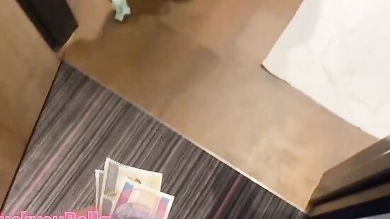 Предложил милой уборщице немного подзаработать