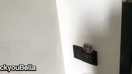 Уборщица с отеля влюбилась в парня и теперь даёт только ему