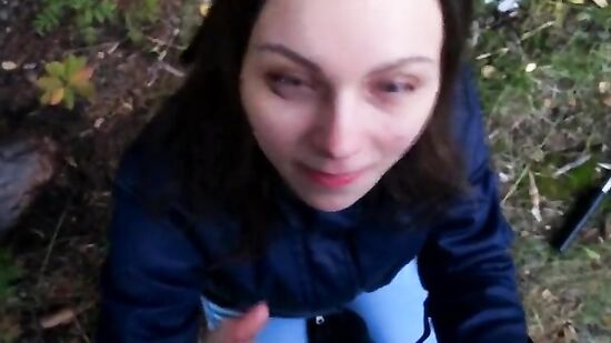 Мы просто гуляли по парку и он захотел минет прямо на улице