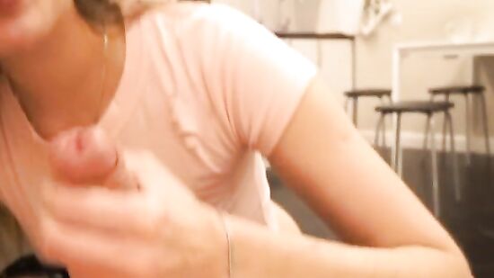 Зашла к соседу спросить, что он делает...