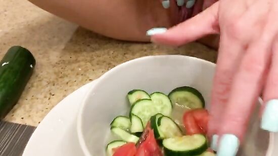 Зрелая женщина делает вкусный салат и красиво дрочит красивую киску со сквиртом