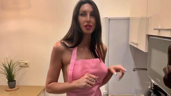 Зрелая женщина делает вкусный салат и красиво дрочит красивую киску со сквиртом