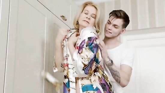 Принес женщине посылку, а она захотела секса, пока муж в другой комнате