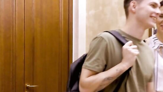 Зрелая русская женщина с волосатой киской дала парню за молчание