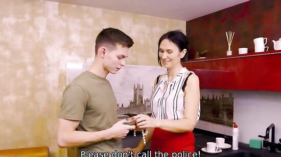 Зрелая русская женщина с волосатой киской дала парню за молчание