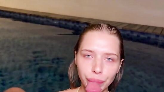 Симпатичная подруга соблазнила парня на минет в бассейне