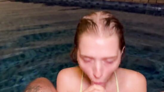 Симпатичная подруга соблазнила парня на минет в бассейне