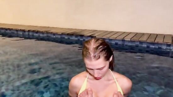 Симпатичная подруга соблазнила парня на минет в бассейне