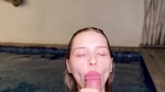 Симпатичная подруга соблазнила парня на минет в бассейне