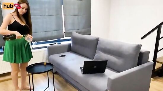 Пьяненькая мачеха выпила вина, и захотела соблазнить пасынка на секс..