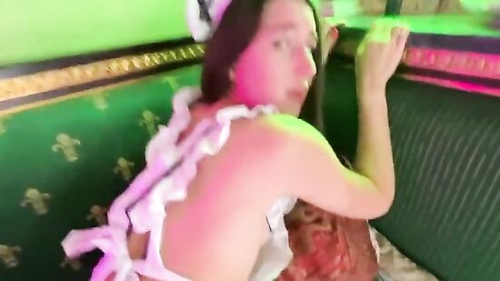 Когда жены нет дома, трахаю симпатичную уборщицу!