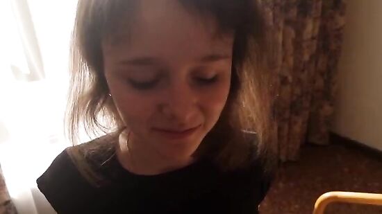 Милая девушка дала другу у него дома...