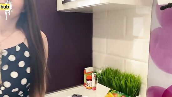 Русская мачеха успокаивает пасынка своей сладкой киской