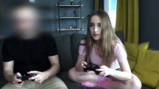 Играли в консоль, а потом классно потрахались, пока дома никого не было