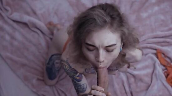 Моя соседка делает классный минет и наслаждается моей спермой