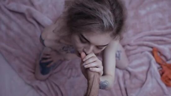 Моя соседка делает классный минет и наслаждается моей спермой