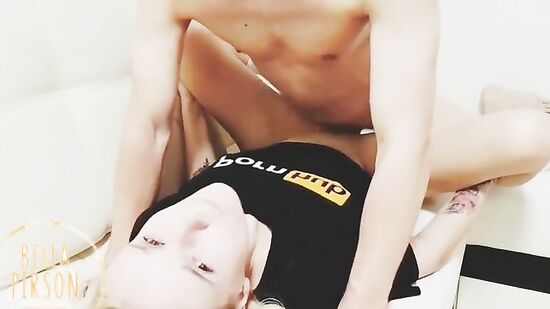 Парень трахает девушку в футболке и доводит до оргазма