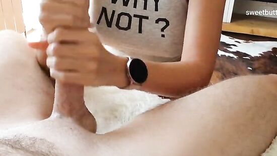 Мамка дрочит мужику с грязными разговорами