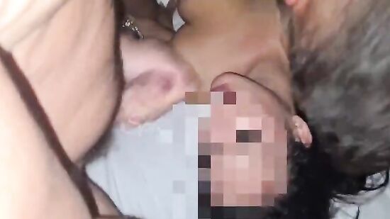 Муж смотрит, как два его друга имеют жену