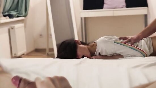 Сосед кончает в молодую жену, а куколд дрочит на это