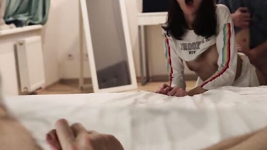 Сосед кончает в молодую жену, а куколд дрочит на это