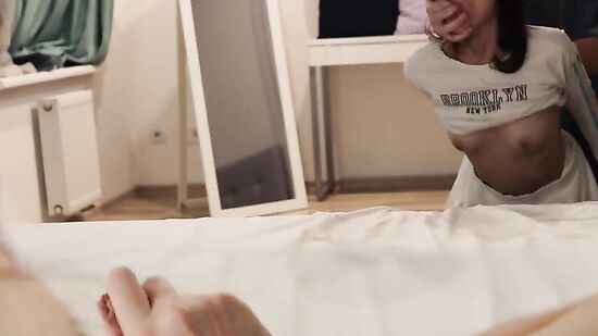 Сосед кончает в молодую жену, а куколд дрочит на это