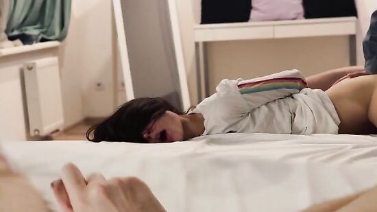 Сосед кончает в молодую жену, а куколд дрочит на это