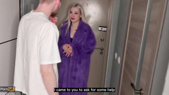 Шлюшка трахается с соседом пока муж ждет ее на ужин