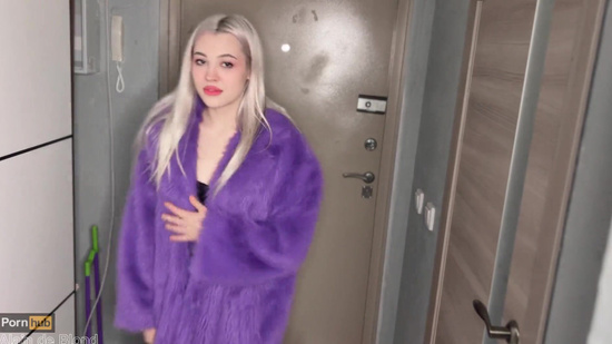 Шлюшка трахается с соседом пока муж ждет ее на ужин