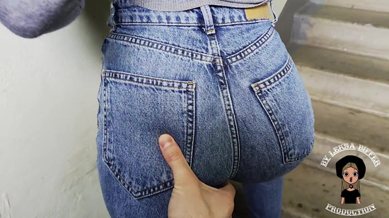 Она любит раздвигать ноги и заниматься сексом в подьезде