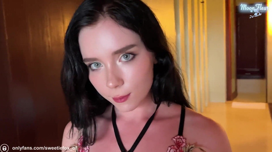 Страстная брюнетка в эротическом белье скачет на члене и принимает сперму