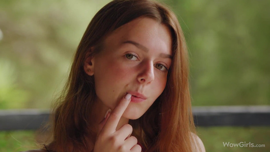 Очень милая рыжая девушка ласкает киску в красивом соло порно видео