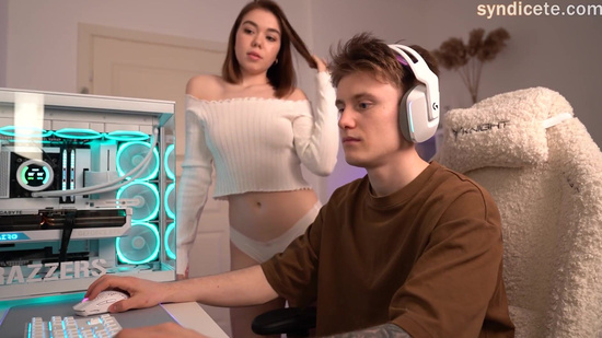 Отвлекла парня на минет и секс, чтобы не скучал за компом